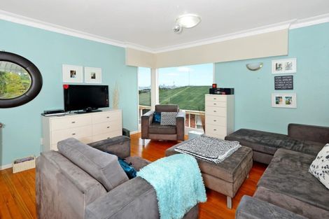 Photo of property in 75 Lake Road, Northcote, Auckland, 0627