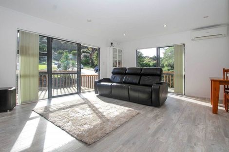Photo of property in 1/2 Fernlea Rise, Bayview, Auckland, 0629