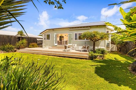 Photo of property in 5 Kotuku Street, Te Atatu Peninsula, Auckland, 0610