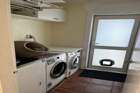 Photo of property in 4/30 Lyall Parade, Lyall Bay, Wellington, 6022