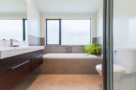 Photo of property in 4 Pateke Way, Paraparaumu Beach, Paraparaumu, 5032