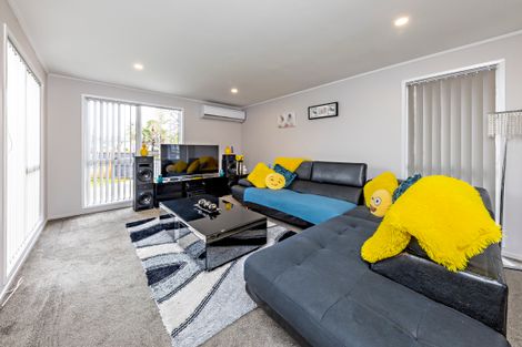 Photo of property in 11 Hinton Place, Weymouth, Auckland, 2103
