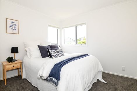 Photo of property in 75 Dress Circle, Newlands, Wellington, 6037