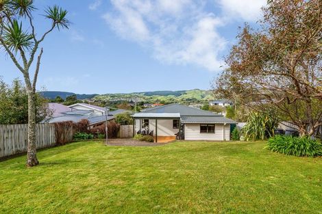 Photo of property in 68 Kiwi Crescent, Tawa, Wellington, 5028