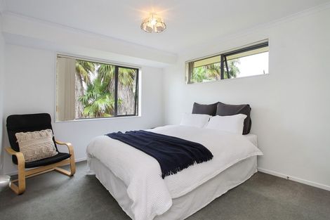 Photo of property in 2 Plumstead Rise, Glen Eden, Auckland, 0602