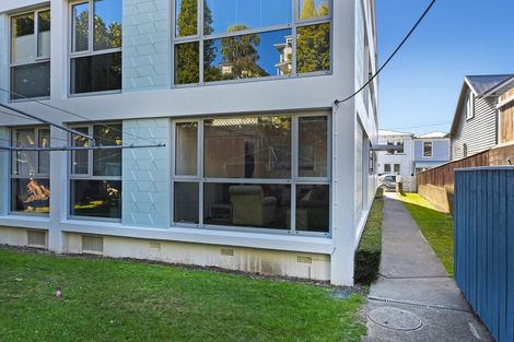 Photo of property in Victoria Court, 4u4 Queen Street, Mount Victoria, Wellington, 6011