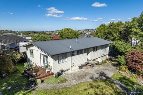 Photo of property in 13 Helleur Road, Massey, Auckland, 0614