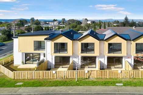 Photo of property in 2/2a Mantra Road, Massey, Auckland, 0614