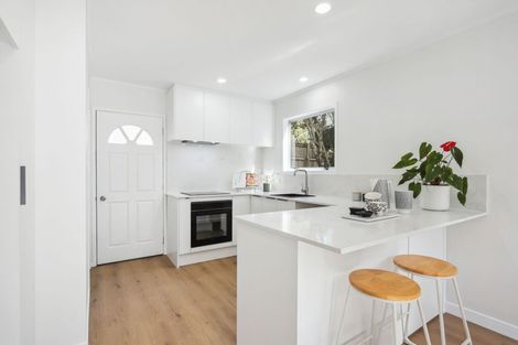Photo of property in 9a/2 De Val Drive, Titirangi, Auckland, 0604