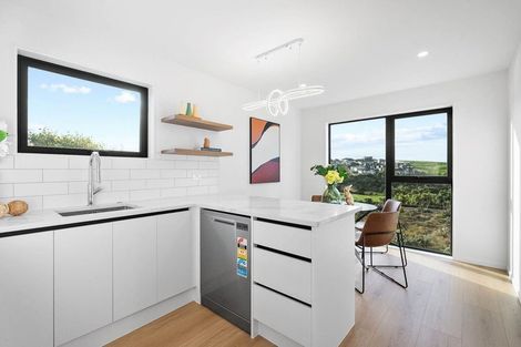 Photo of property in 2/1090 Beach Road, Torbay, Auckland, 0630