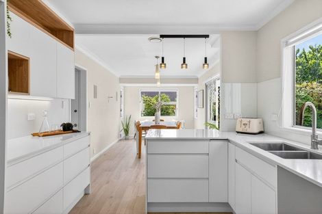 Photo of property in 15 Frieston Road, Milford, Auckland, 0620