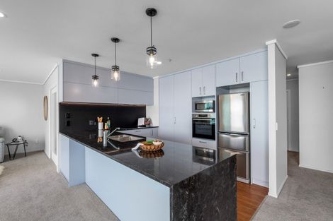 Photo of property in 72 Devonport Road, Tauranga, 3110