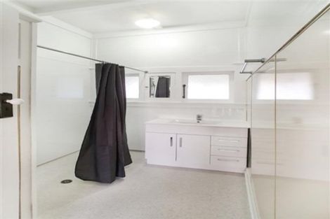 Photo of property in 16 Fruitvale Road, New Lynn, Auckland, 0600