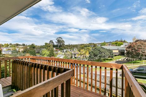 Photo of property in 9 Kama Place, Sunnynook, Auckland, 0620