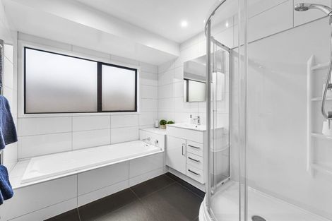 Photo of property in 13 Kurnell Drive, Botany Downs, Auckland, 2010