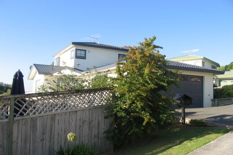 Photo of property in 2/6 Mossop Rise, Glenfield, Auckland, 0629