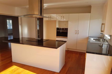 Photo of property in 176 Beach Haven Road, Beach Haven, Auckland, 0626