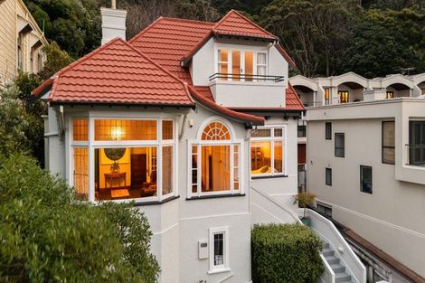 Photo of property in 210 Oriental Parade, Oriental Bay, Wellington, 6011