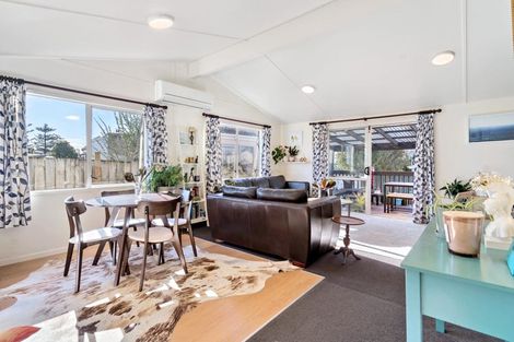 Photo of property in 25 Denarius Lane, Glendene, Auckland, 0602