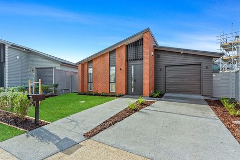 Photo of property in 28 Port Way, Rosehill, 2113