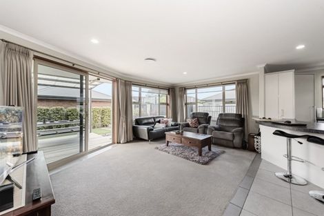 Photo of property in 18 Gibbston Close, Huntington, Hamilton, 3210