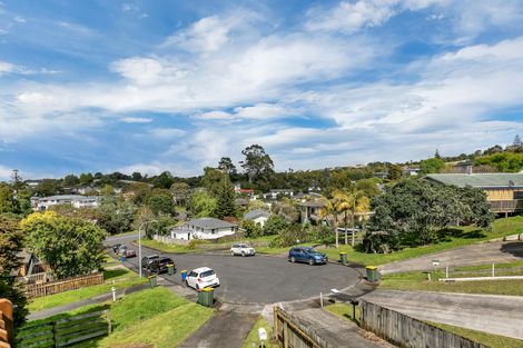 Photo of property in 9 Kama Place, Sunnynook, Auckland, 0620