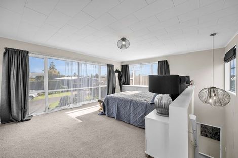 Photo of property in 37 Pitt Street, Clive, 4102