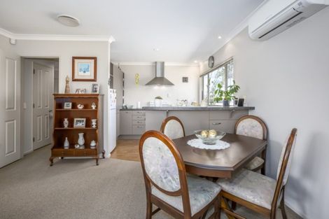 Photo of property in 9b Pinkerton Grove, Newlands, Wellington, 6037