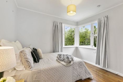 Photo of property in 6 Thurleigh Grove, Karori, Wellington, 6012