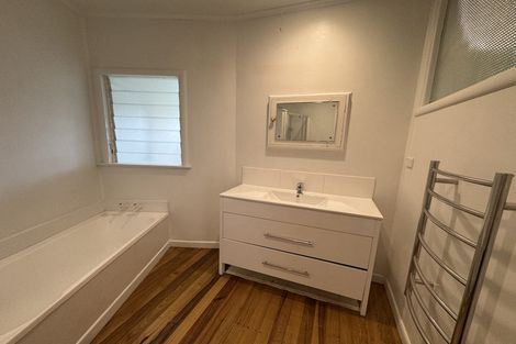 Photo of property in 27 Heath Avenue, Northcote, Auckland, 0627