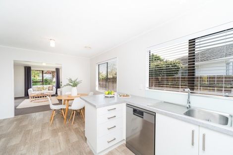 Photo of property in 60 Hillcrest Drive, Kelvin Grove, Palmerston North, 4414