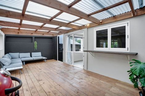 Photo of property in 70 Seaview Road, Marfell, New Plymouth, 4310