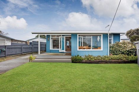 Photo of property in 10 Kent Terrace, Foxton Beach, Foxton, 4815