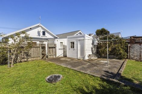 Photo of property in 100 Yule Street, Lyall Bay, Wellington, 6022