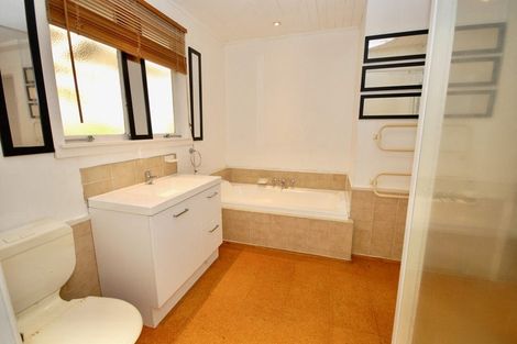 Photo of property in 64 Selwyn Crescent, Forrest Hill, Auckland, 0620