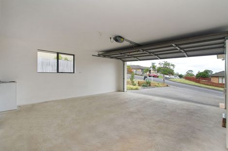 Photo of property in 2 Plumstead Rise, Glen Eden, Auckland, 0602