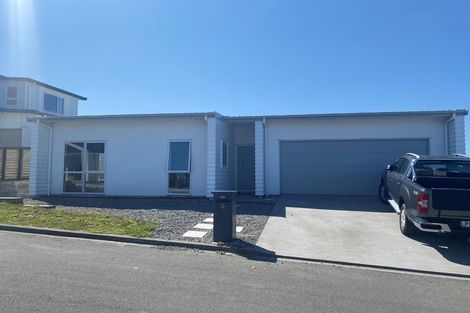 Photo of property in 12 Promontory Crescent, Newlands, Wellington, 6037