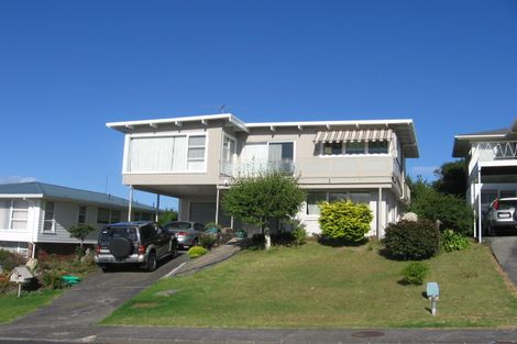 Photo of property in 13 Lydia Avenue, Northcote, Auckland, 0627