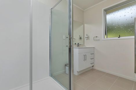 Photo of property in 9 Kama Place, Sunnynook, Auckland, 0620