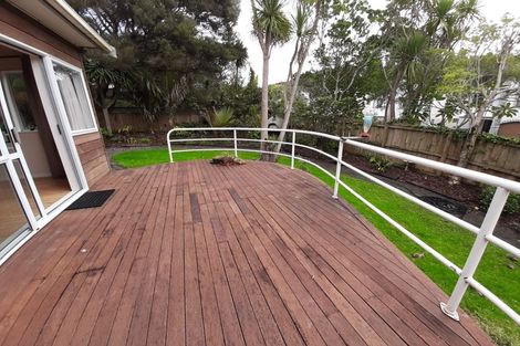 Photo of property in 14 La Roche Place, Northcote, Auckland, 0627