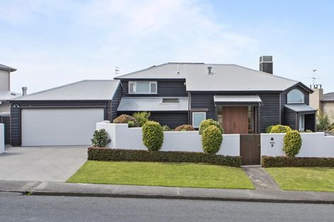 Photo of property in 9 Rahopara Street, Castor Bay, Auckland, 0620