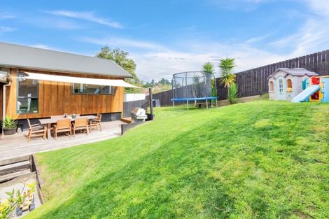 Photo of property in 15 Empressa Heights, Helensville, 0800
