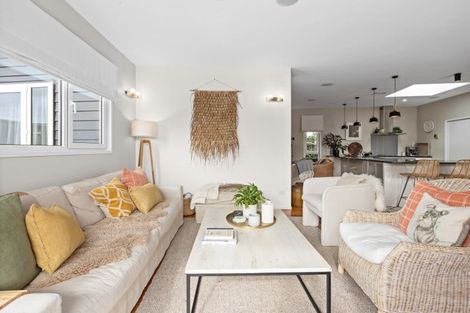 Photo of property in 18a Cambridge Terrace, Taradale, Napier, 4112