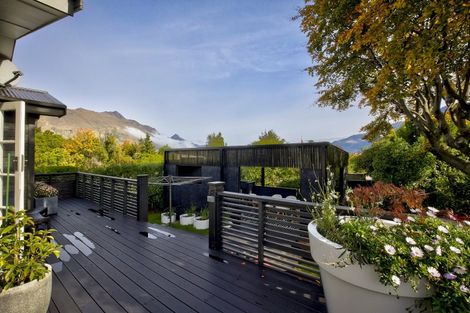 Photo of property in 11 Cedar Drive, Kelvin Heights, Queenstown, 9300