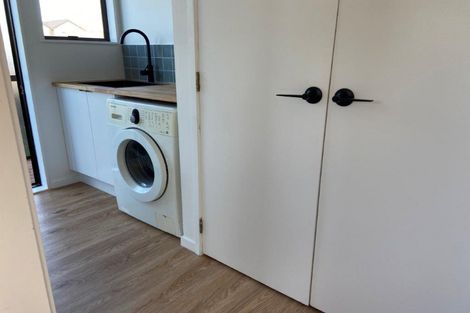 Photo of property in 2a Rixon Place, Te Atatu Peninsula, Auckland, 0610