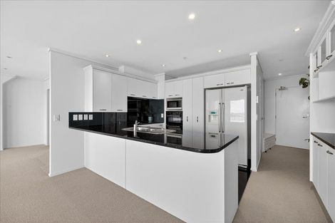Photo of property in 72 Devonport Road, Tauranga, 3110