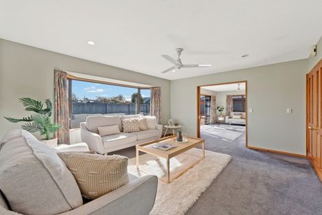 Photo of property in 7 Thicket Close, Redwood, Christchurch, 8051