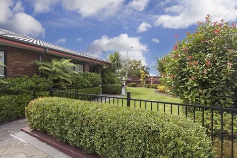 Photo of property in 1 Sheffield Place, Botany Downs, Auckland, 2010
