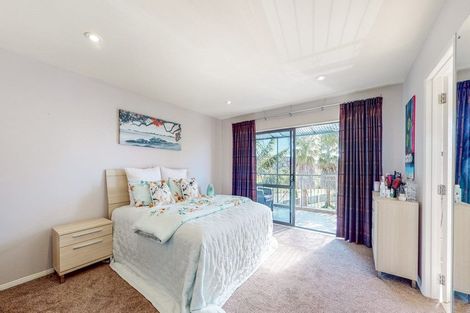 Photo of property in 23 Onemana Way, Te Atatu Peninsula, Auckland, 0610