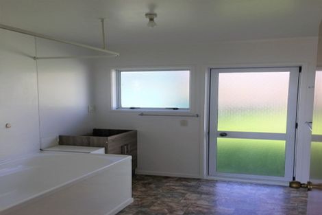 Photo of property in 303 Glenfield Road, Glenfield, Auckland, 0629